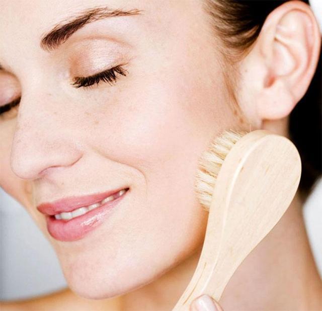 Dry Brushing Your Face: Complete Guide (Updated 2023)